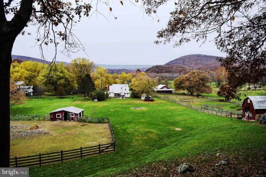 c.1896 Farmhouse For Sale W/Barn/Outbuildings/Yoga Studio And More on 4