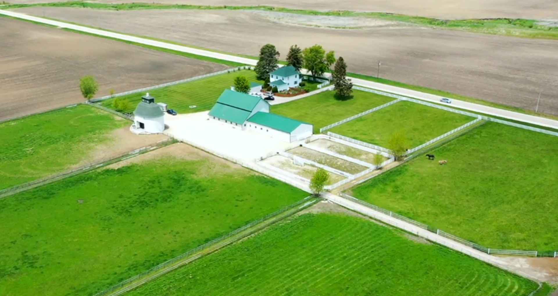 Illinois Horse Farm For Sale W/Garage/Barn/Pastures And Corn Crib on 10