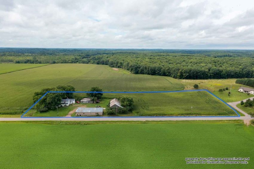 Circa 1880 Hobby Farm For Sale W/Garage And Barn on 5 Acres Iola, WI