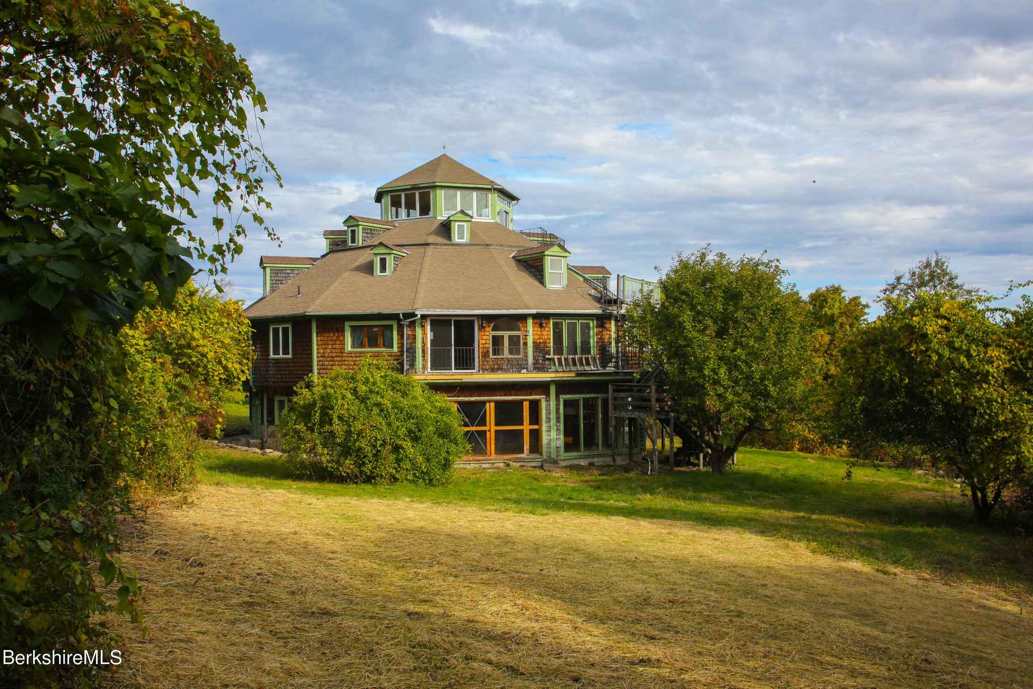 circa-1993-the-roundhouse-for-sale-w-views-guest-house-barn-and-garage