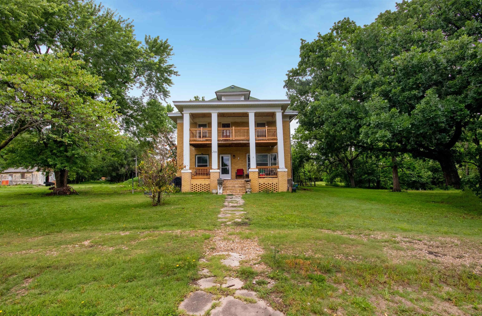 circa-1909-brick-fixer-upper-country-home-for-sale-on-2-1-acres-kansas