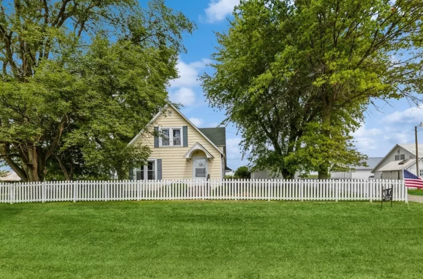 illinois farmhouse for sale