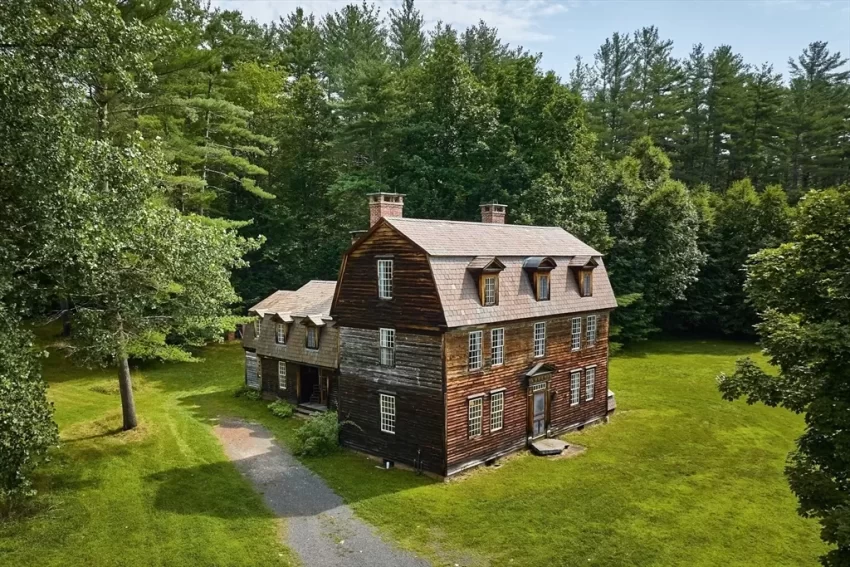 gambrel colonial home