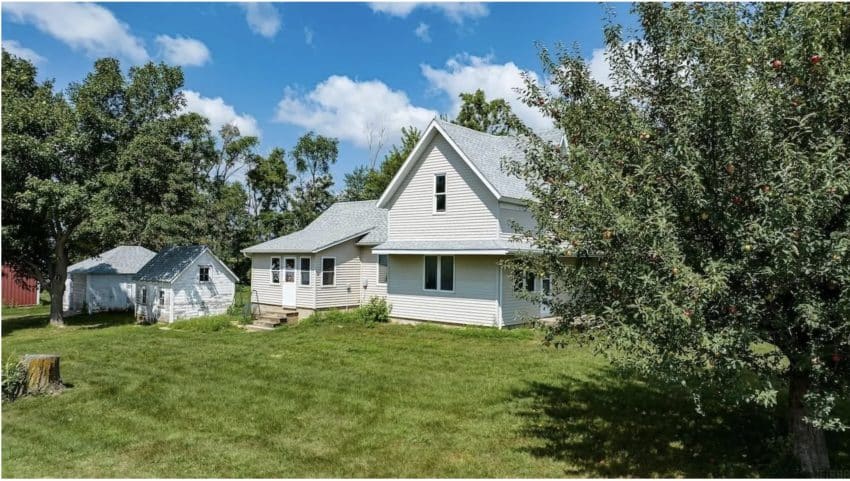 Iowa Fixer-Upper Farmhouse For Sale