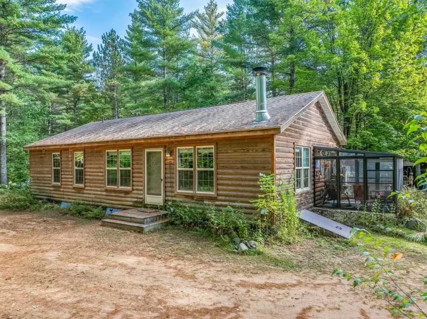 Wisconsin log home for sale