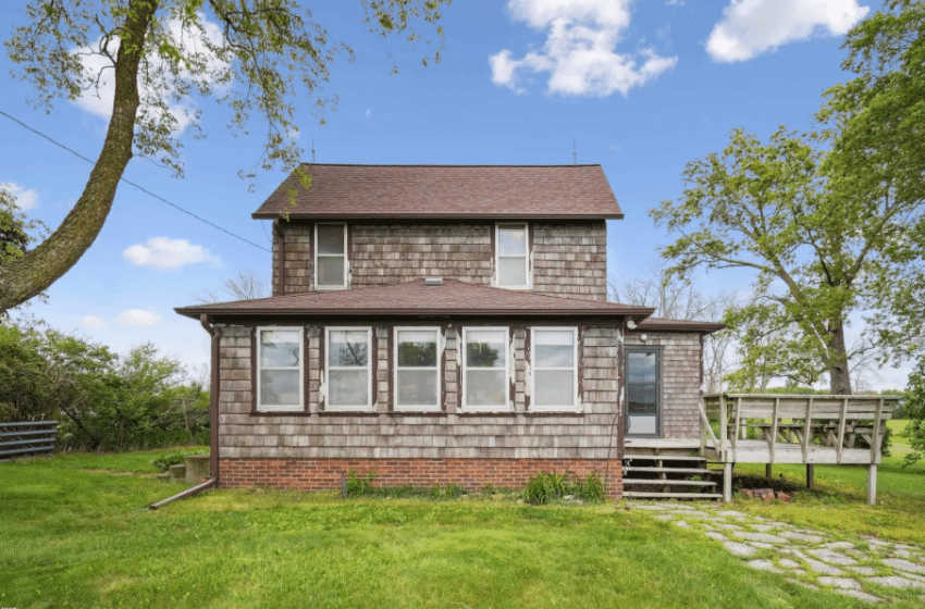 Iowa Farmhouse For Sale