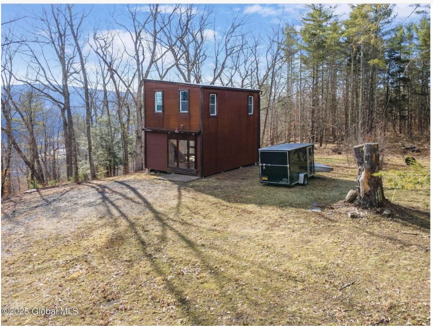 2 New York Hillside Cabins