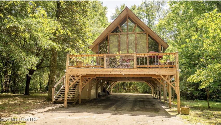Mississippi Creekside Country Cabin